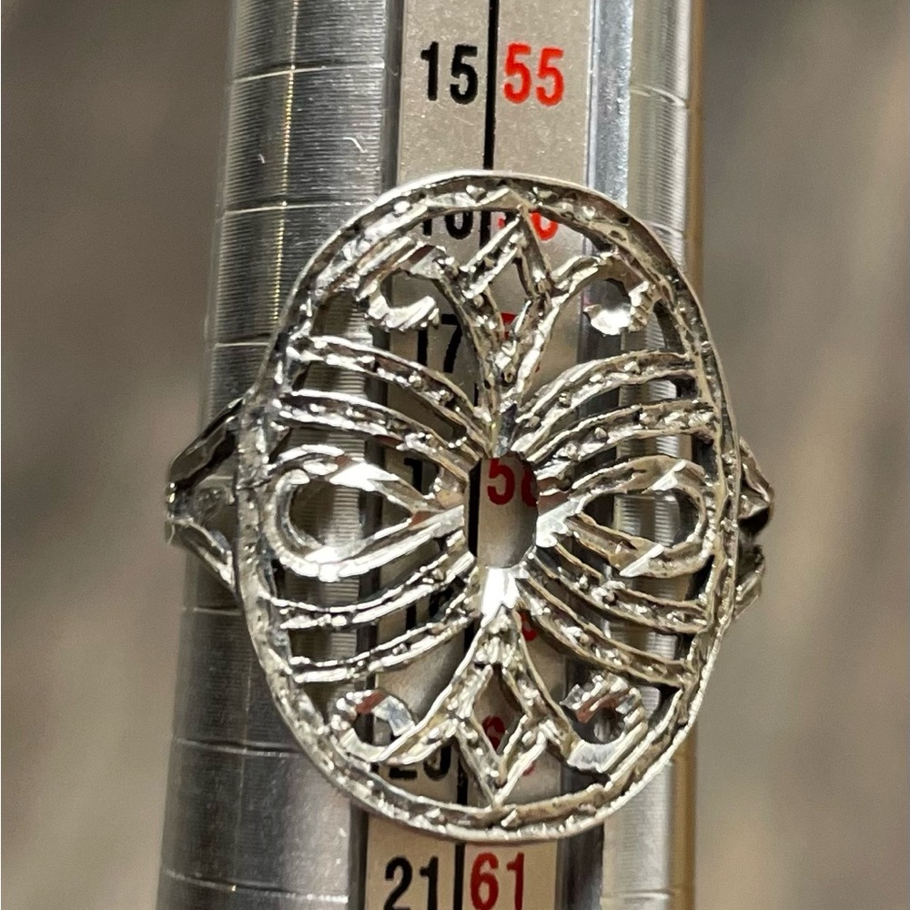 Elegant Silver Filigree Ring